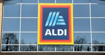 Aldi setzt auf Futter ohne Gentechnik in Milchsortiment (Foto: AdobeStock - Cerib 97353371)